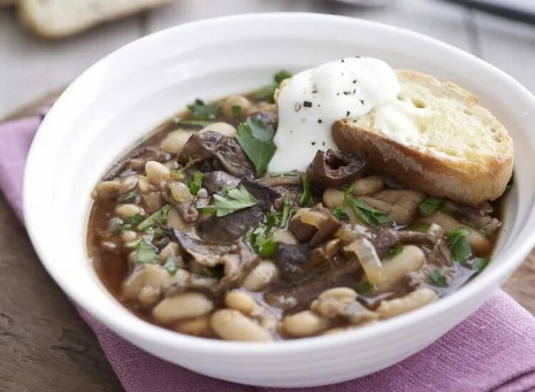 Фасоль с шампиньонами на зиму. Фасоль с тушенкой. Салат с фасолью и грибами. Салат с фасолью и грибами. Белая фасоль с грибами.