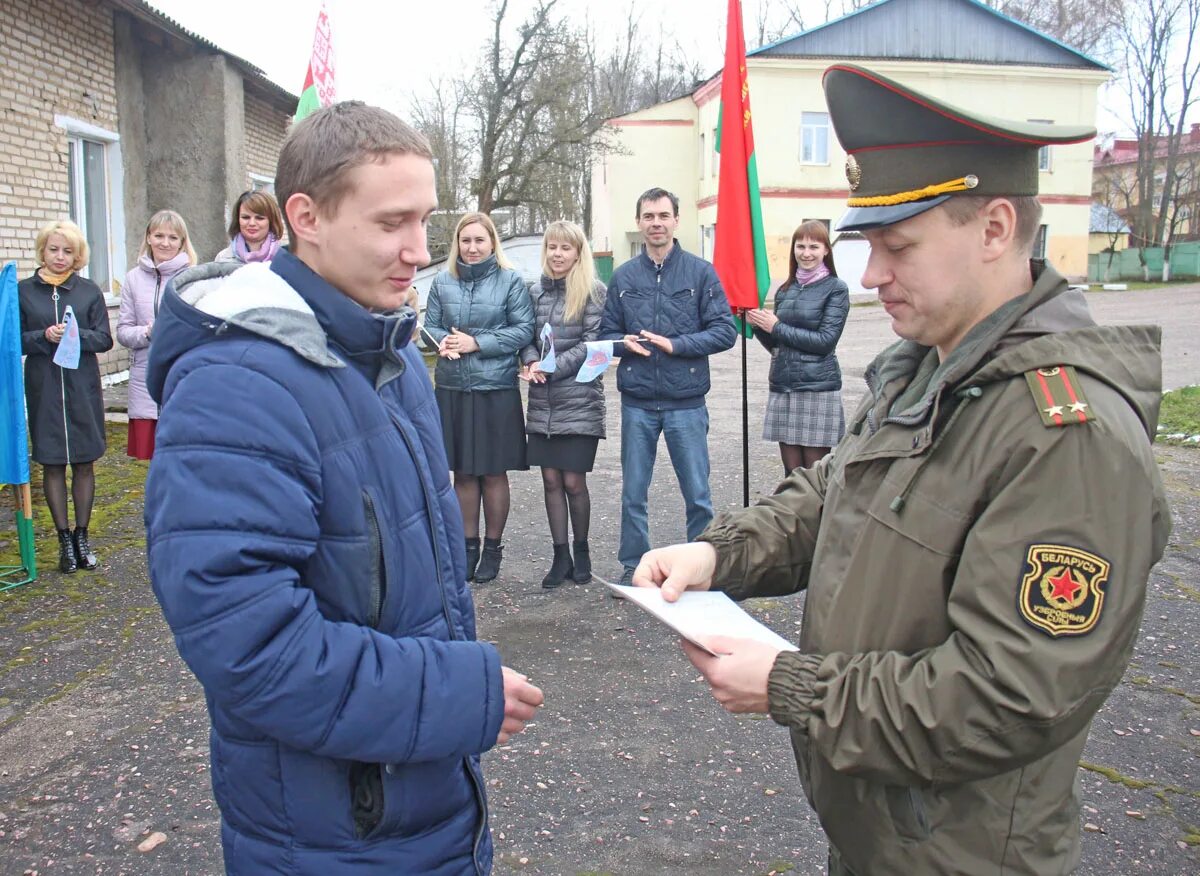 Комсомольский комиссариат. Вручение повесток призывникам. Военный комиссар Тимирязевского военкомата. Военный комиссар Дайнеко Тимирязевского района. Военкомат Комсомольского района.