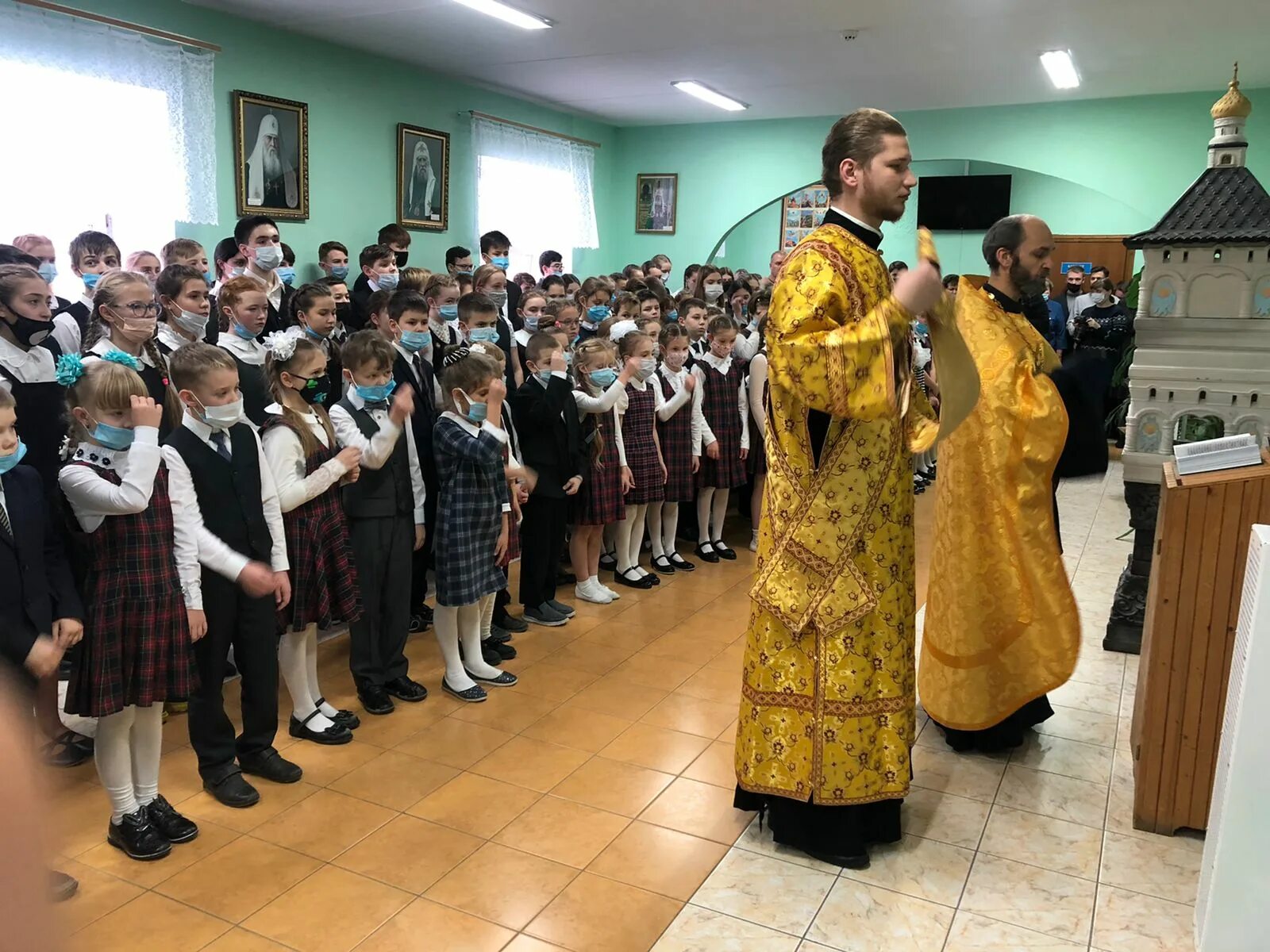 Школа или церковь. Православная школа. Священник в школе. Школа при церкви. Храм рождества пресвятой богородицы урай.