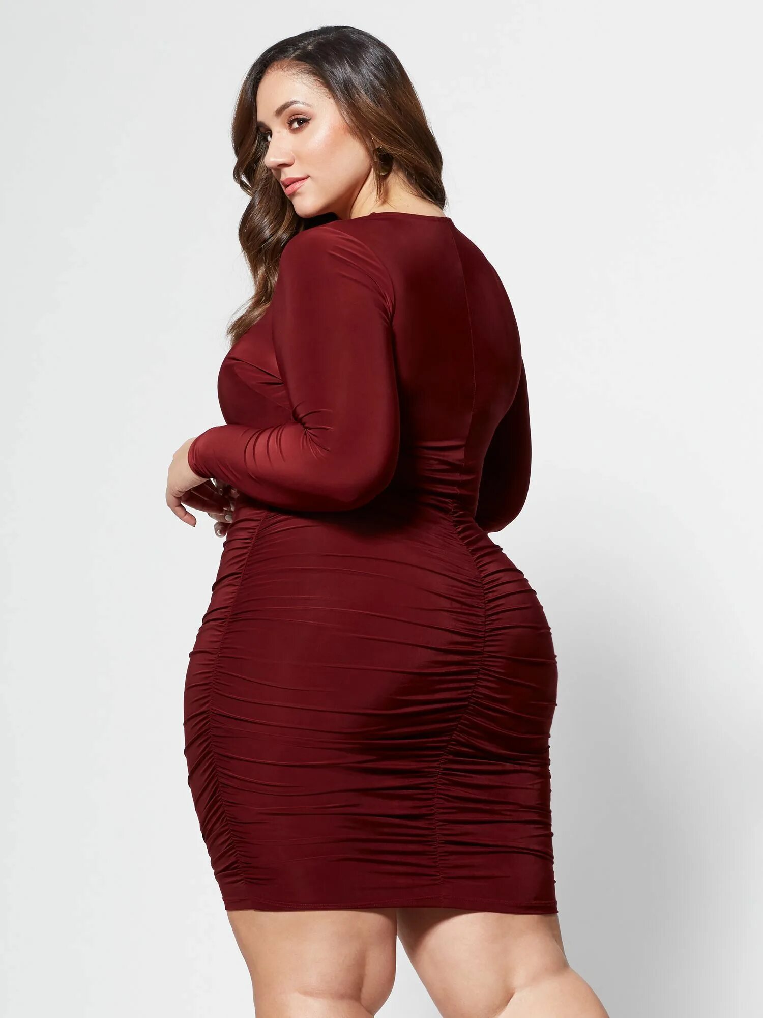 Красивые модели плюс сайз. Позирование полной девушки в платье. Картинки curvy. Эшли грэм. Мода для полных.