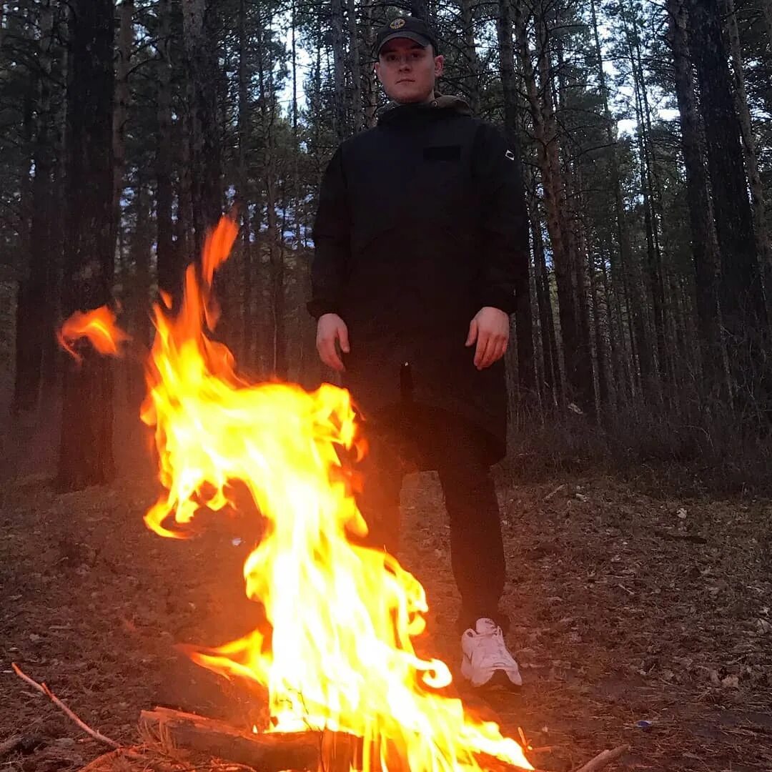 Сжигаю твои фото сжигаю альбом. Ayyo мало. Сжигая прошлое. Сжигаю твои фото сжигаю альбом. Горит душа стих.