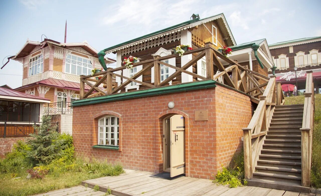 Хмельное подворье 130 квартал. Кафе у михалыча большое голоустное. Хмельное подворье иркутск банкетный зал. Турбаза русское подворье большое голоустное. Улица сухэ-батора в иркутске.