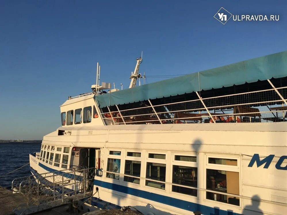 Речпорт ульяновск расписание прогулочных рейсов. Теплоход ульяновск. теплоход ульяновск врезал. ульяновск теплоход школьник фото.