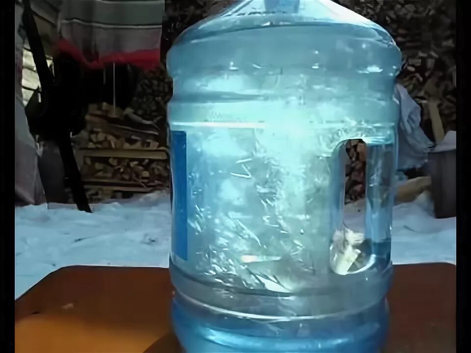 Замерзшая вода в пластиковой бутылке. Опыт с замерзанием воды в бутылке. Мгновенная заморозка воды в бутылке. Замороженная вода в бутылке. Замерзшая вода в пластиковой бутылке.