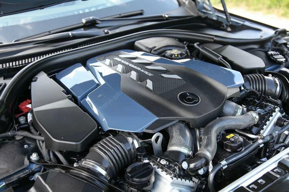 Новые двигатели бмв. BMW m850i мотор. BMW m8 двигатель. Моторный отсек БМВ. BMW 850 двигатель.