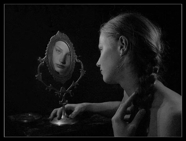 Совесть ночью. Отражение в зеркале. Некрасивое отражение в зеркале. Отражение женщины в зеркале. Девушка смотрится в зеркало.