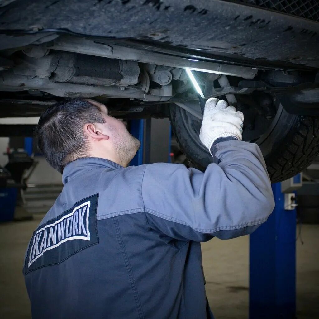 Частный автослесарь. Автослесарь. Починка автомобиля. Работник автосервиса. Частный автослесарь.