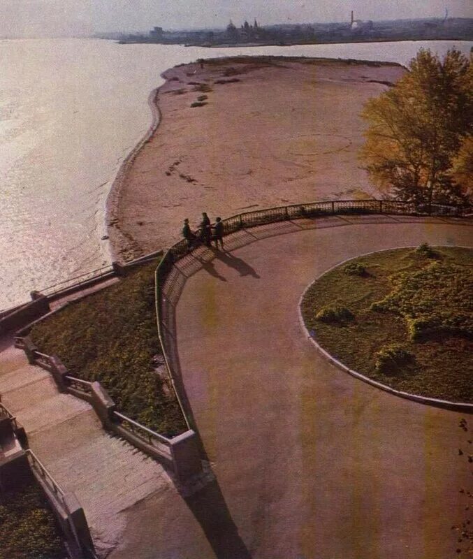 Место где была сделана фотография. Стрелка ярославль 1960. Челябинск комсомольский проспект 80-е. Стена новгородского кремля с купюры. Место где была сделана фотография.