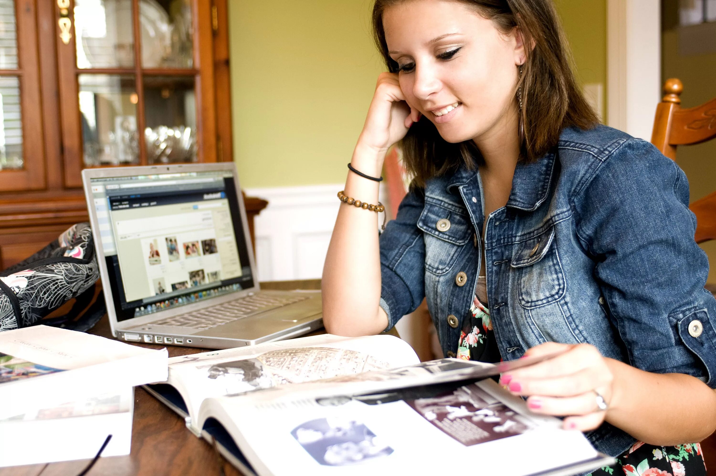 Идеи для подработки. Делать много дел одновременно. Девушка офис менеджер. Идеи для подработки. Идеи для подработки.