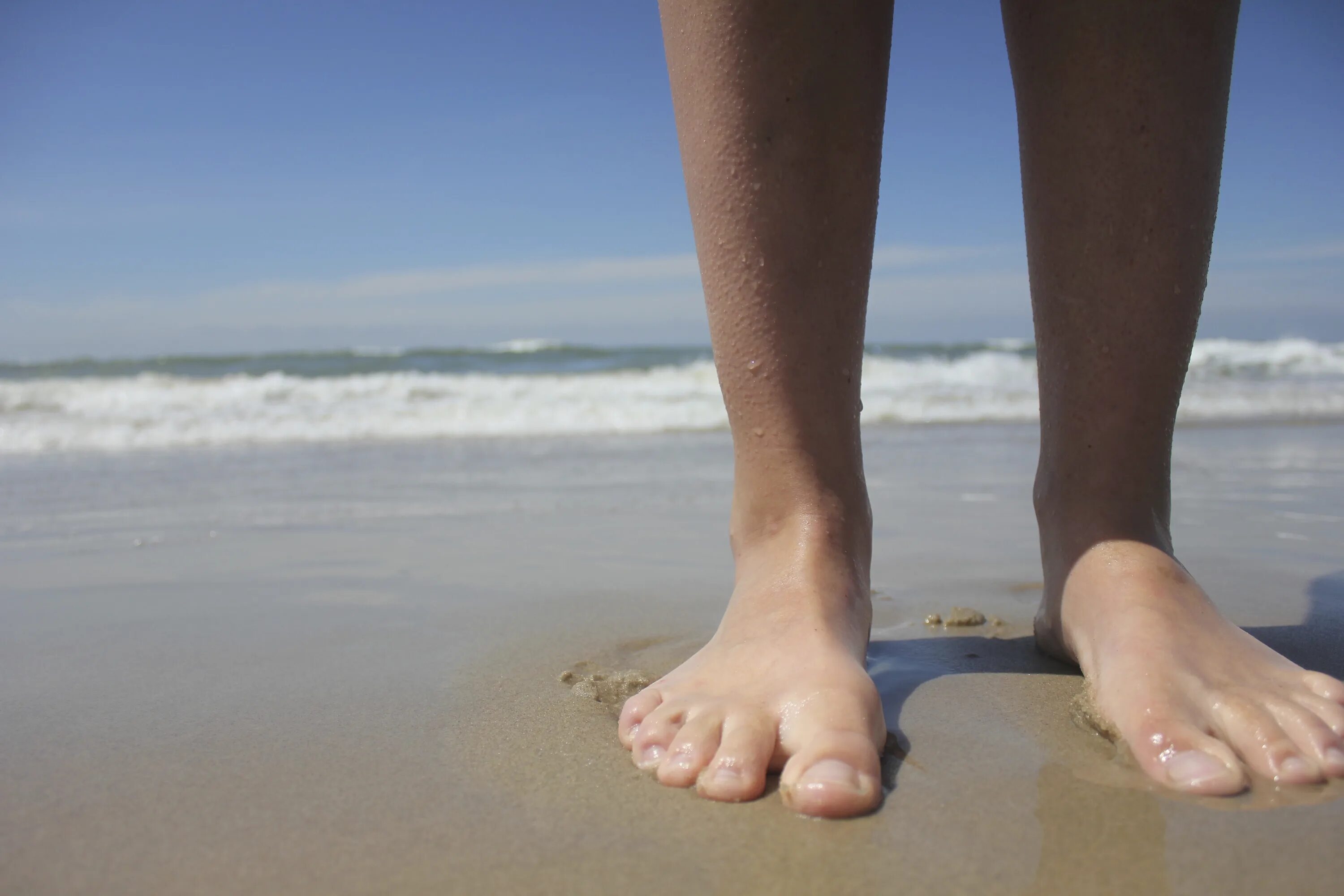 Ноги на пляже. Ноги босиком. Ноги в море. Пятки на пляже. Sore feet