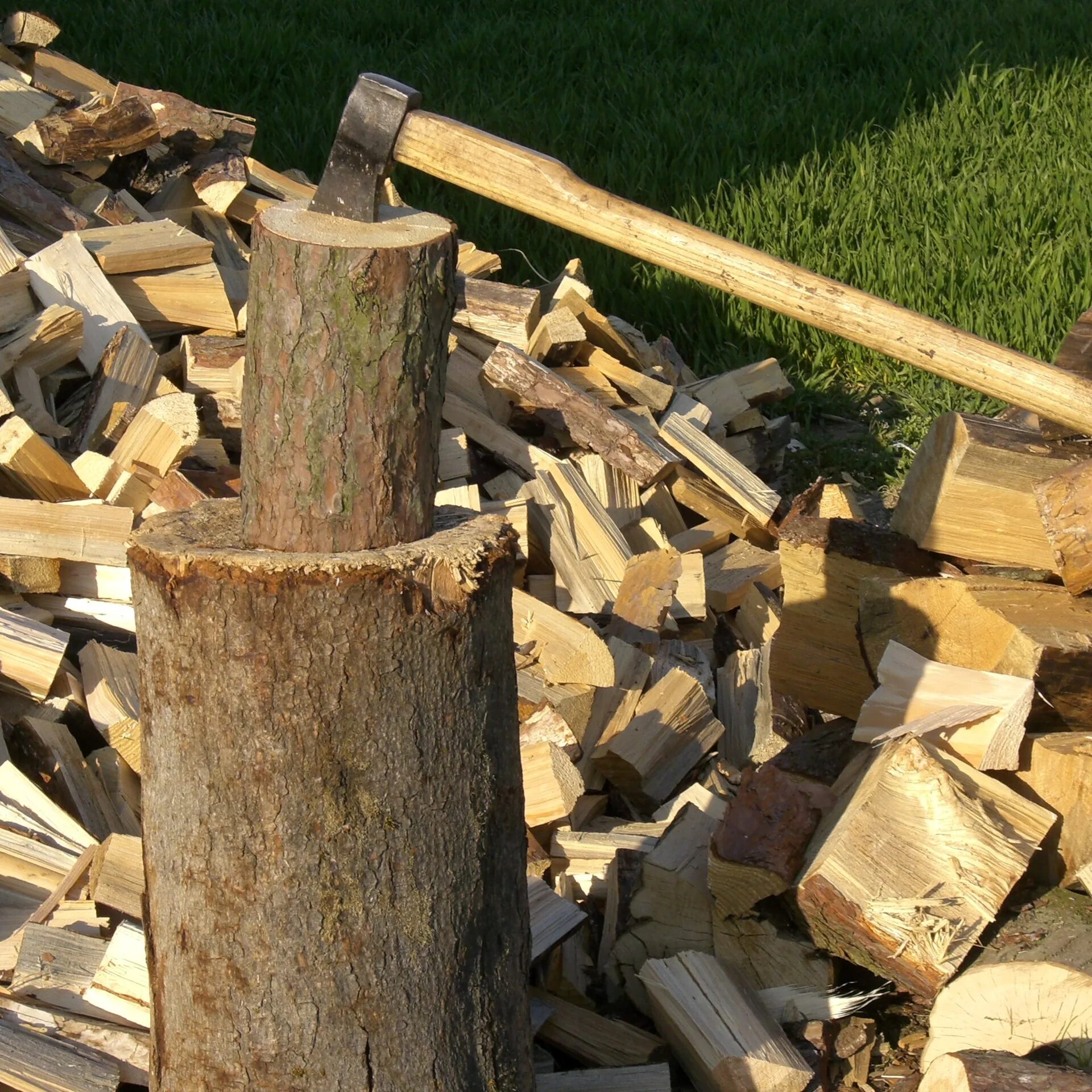 Сколько стоит расколоть дрова. Дрова. Колка дров. Дрова лиственница. Наколотые дрова.