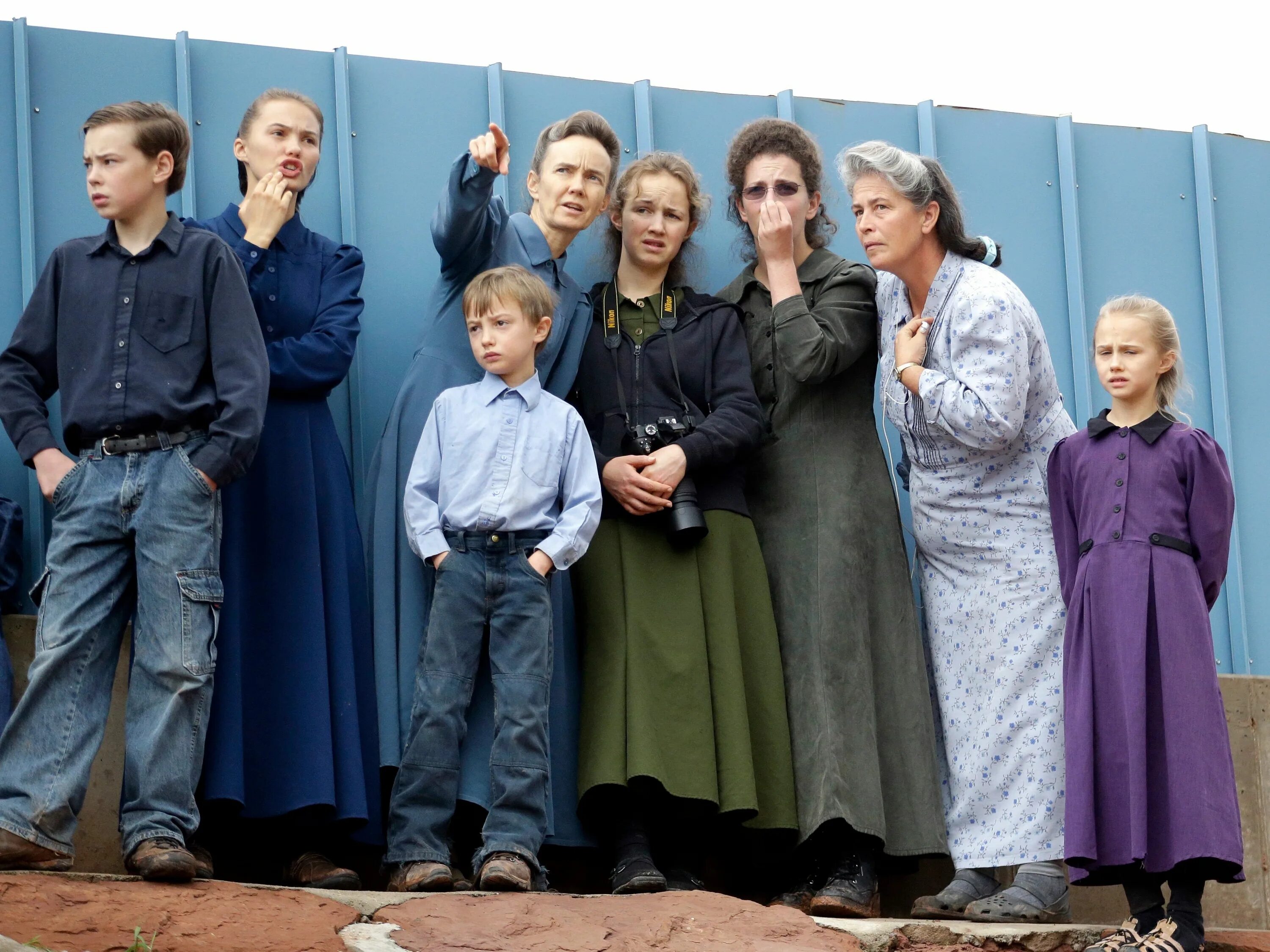 Много людей с поднятыми руками. Корона империи сильнейших ведьм. Коммуны(общины) хиппи. Секта волос. Секта волос.