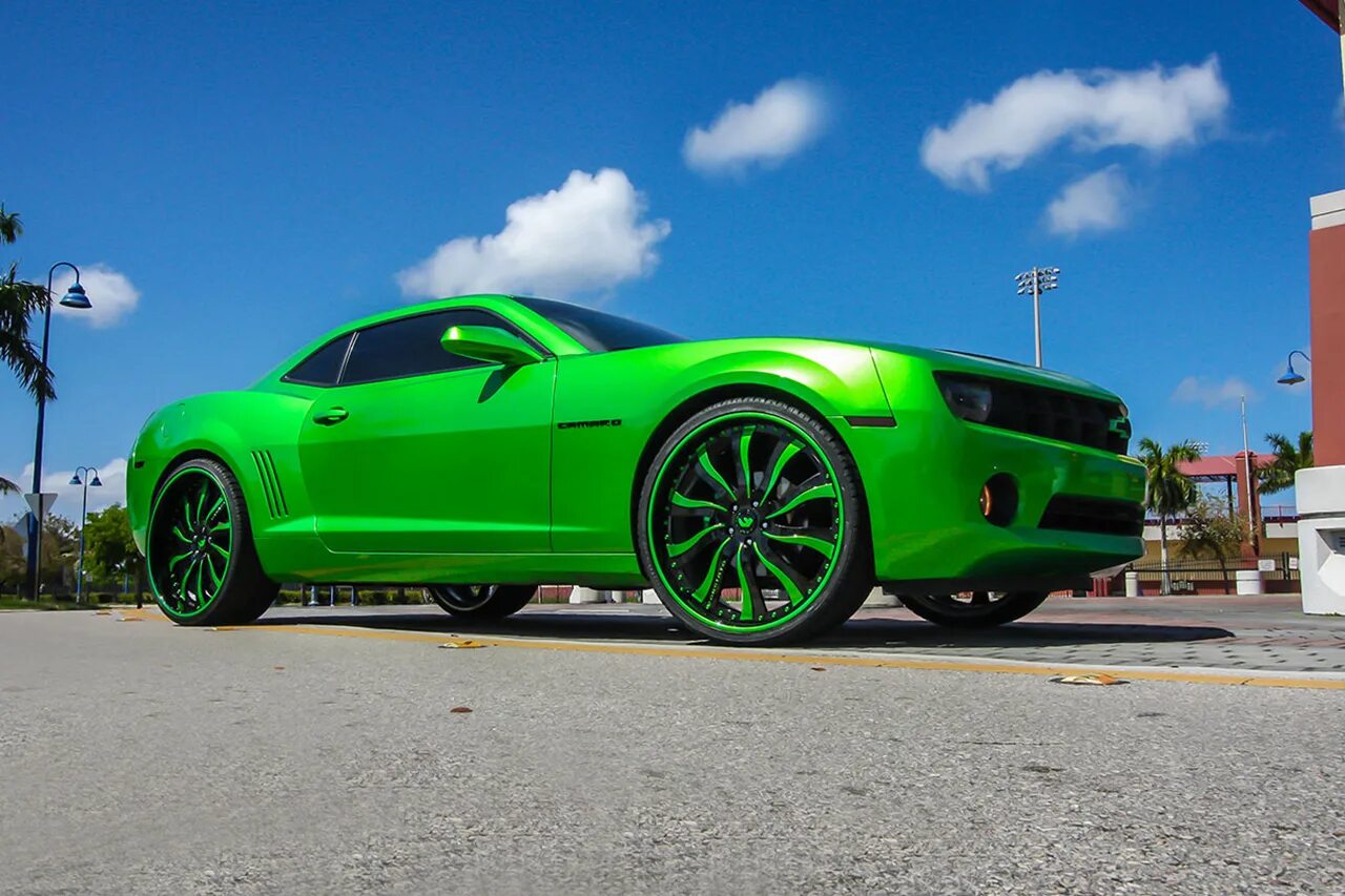 Зеленая машина фото. Chevrolet Camaro зеленый. Шевроле Камаро 2022 зелёный. Chevrolet Camaro Forgiato. Шевроле Камаро салатовая.