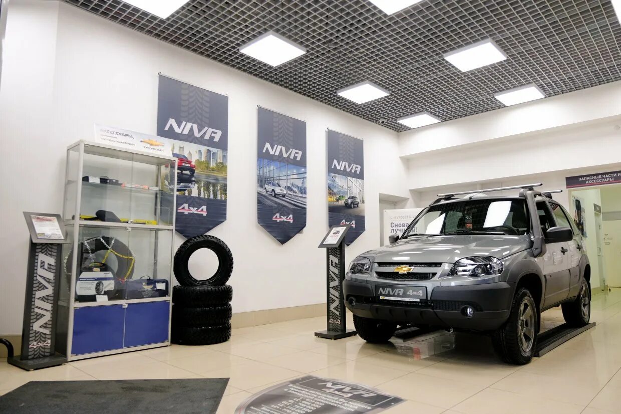 Ваз 21214 25. Цвета автоваз нива 2000 год. Нива бронто 2020. Нива шевроле московский автосалон. Нива салоны екатеринбурга.