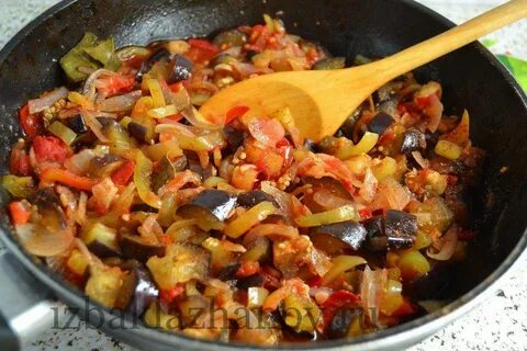 Мясо с баклажанами и помидорами на сковороде