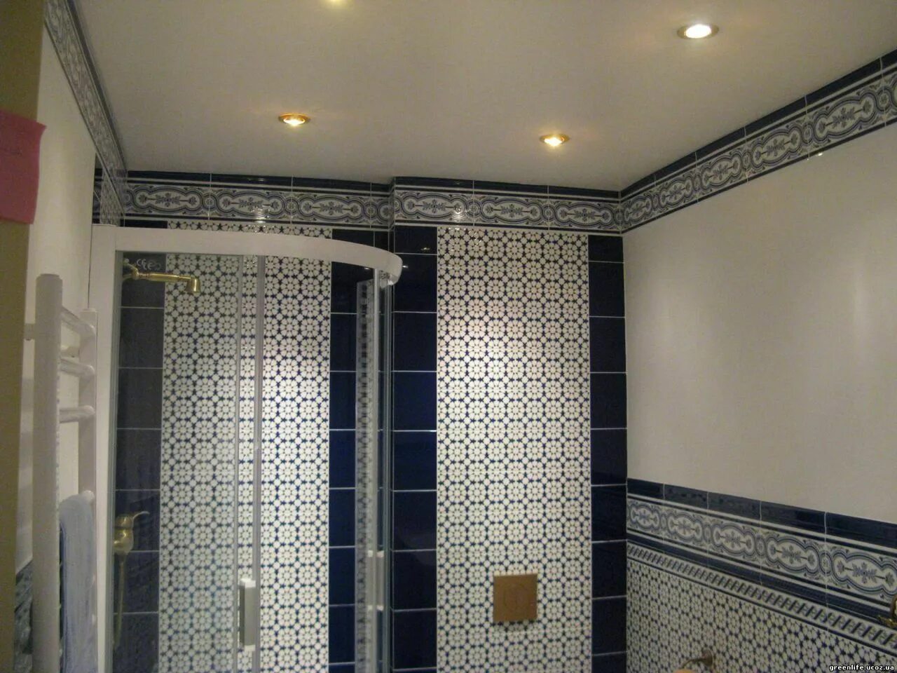 Натяжные потолки ванная плитка. Потолок в ванной. Натяжной потолок в ванную. Подвесной потолок в ванную. Потолок в ванную комнату.