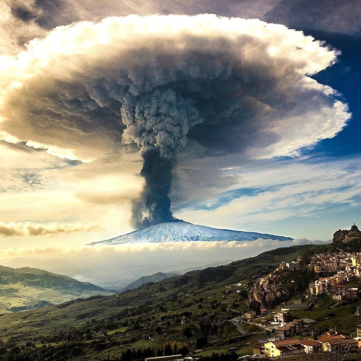 С какими природными катастрофами. Этна Сицилия. Вулкан Этна. Вулкан Эйяфьятлайокудль извержение. Природные катаклизмы.