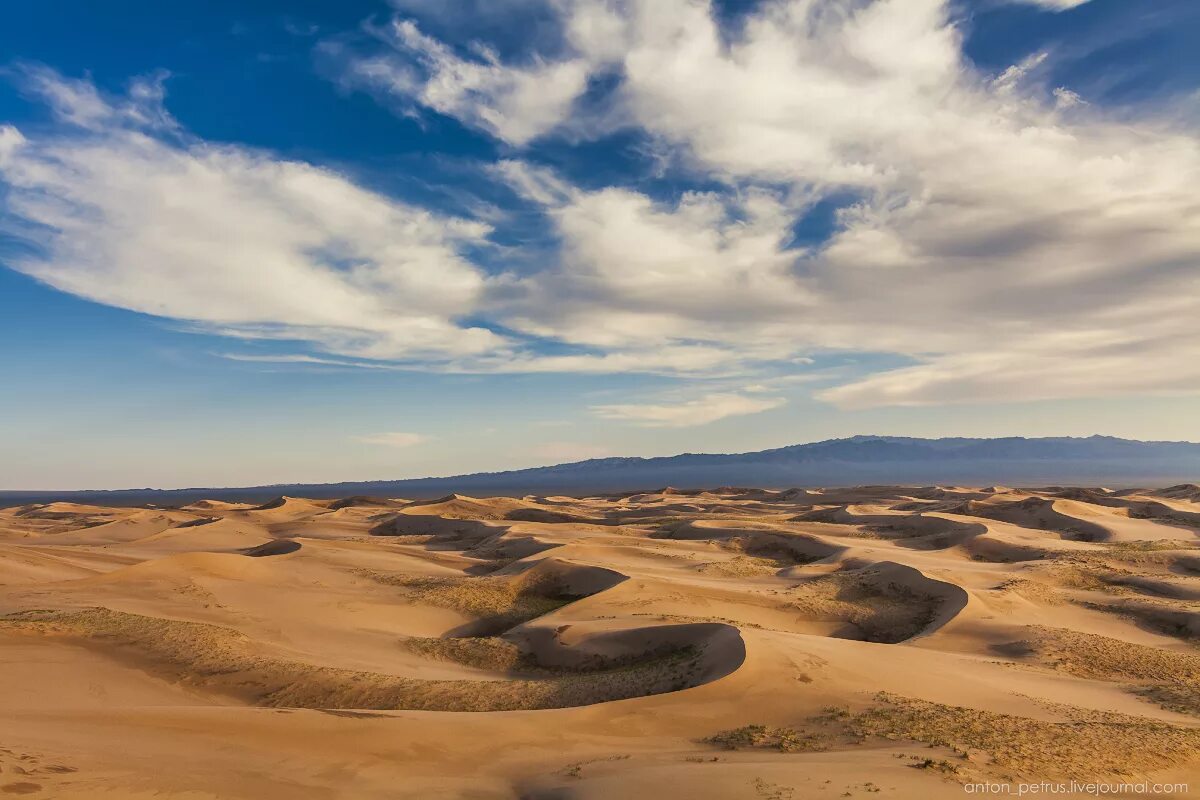 поющие пески в пустыне гоби. бархан сарыкум. степи калмыкии барханы. пустыня поющие пески. пустыня поющие пески.
