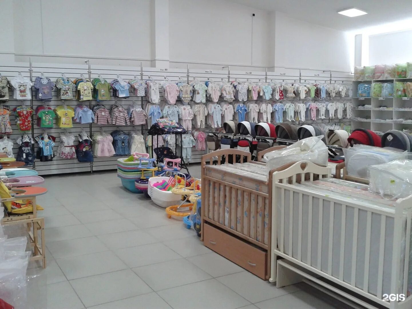 другие детские товары. тутси детский магазин. детские коляски в магазине. другие детские товары. детский магазин.