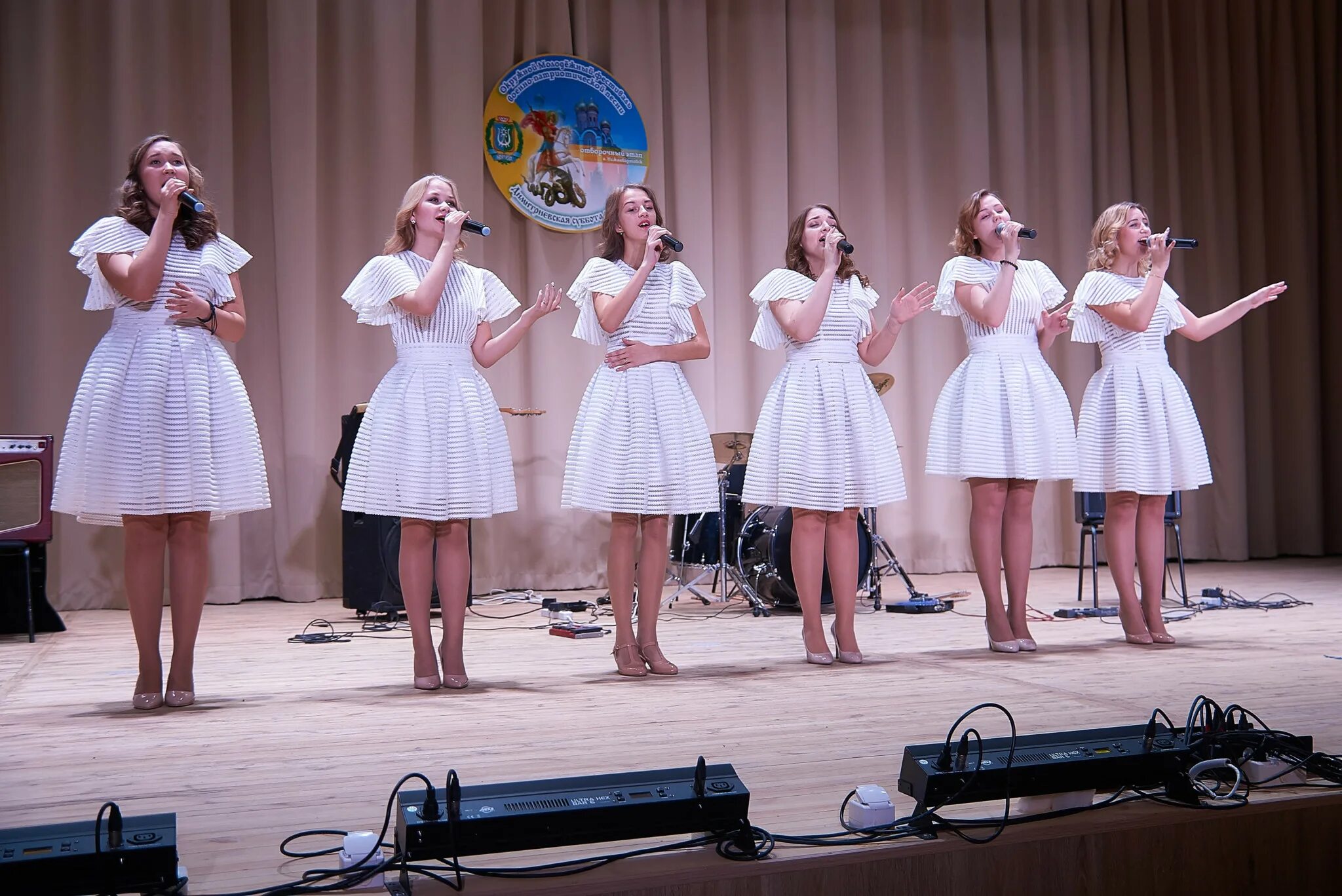 костюмы для хоровых коллективов. вокальный ансамбль рябинушка. костюмы для фольклорного коллектива. женская вокальная группа. платья для хорового коллектива.