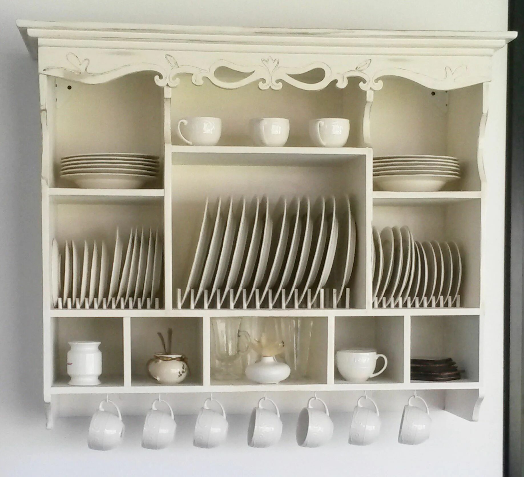 Открытые шкафы для посуды. Шкаф для тарелок. Шкаф под посуду. Полочка для тарелок в шкаф. Шкаф под сушку посуды на кухню.