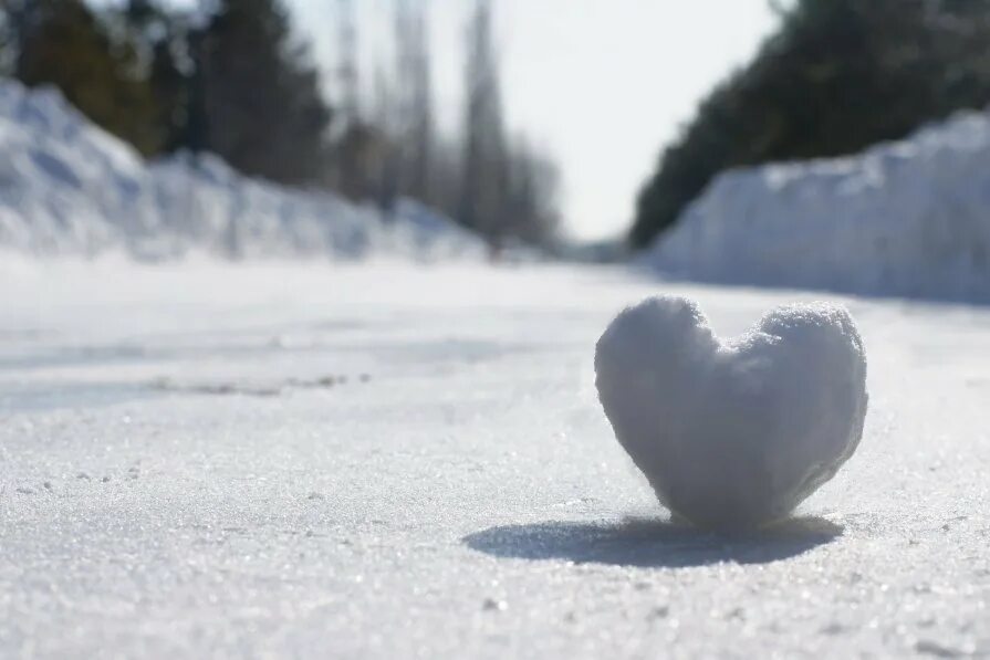 Люблю зиму можно. Сердце на снегу. Сердечко на снегу. Сердечко из снега. Зимнее сердце.