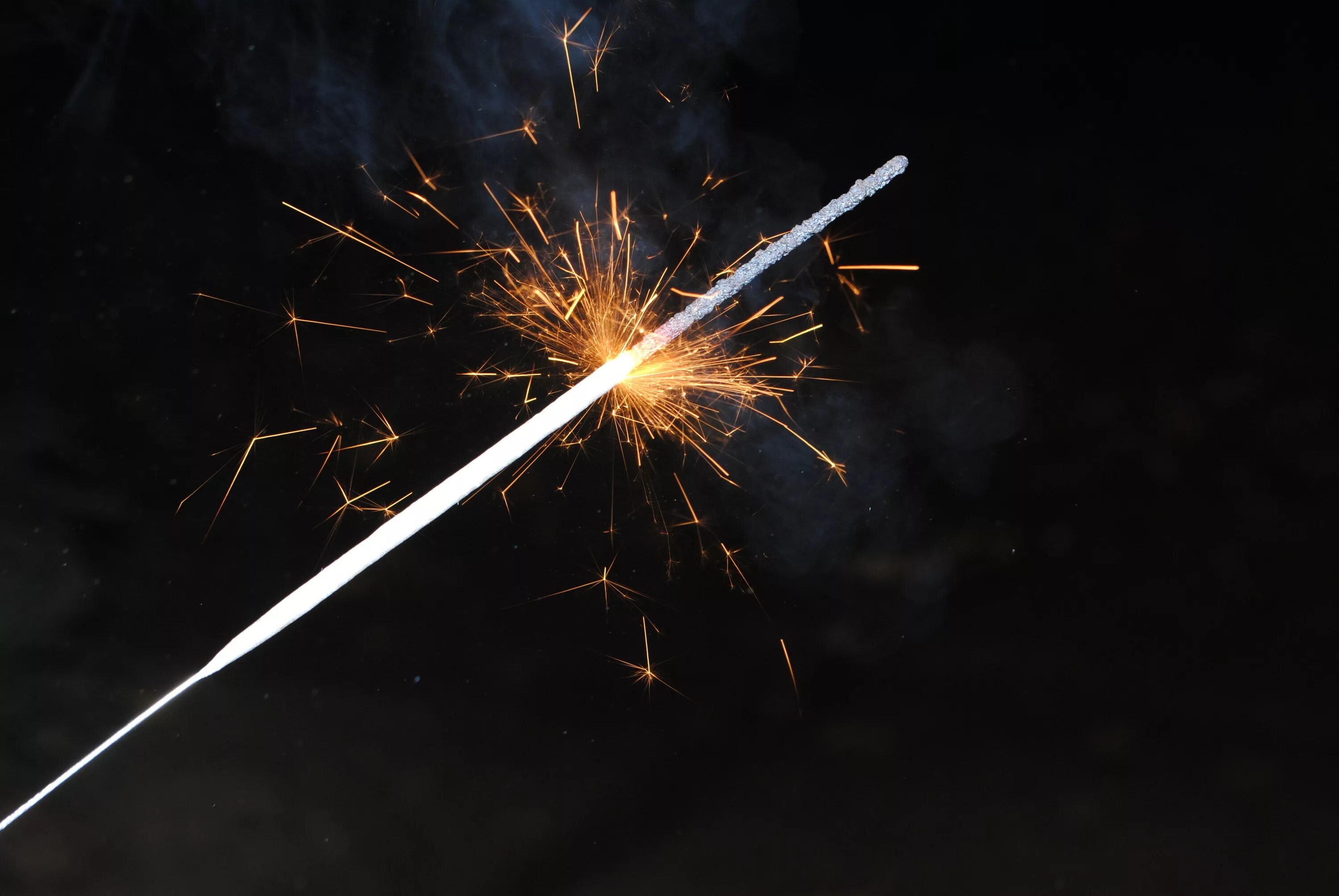 бенгальские огни днем. бенгальскте огнина белом фоне. бенгальские огни. бенгальские огни на белом фоне. бенгальские огни на белом фоне.