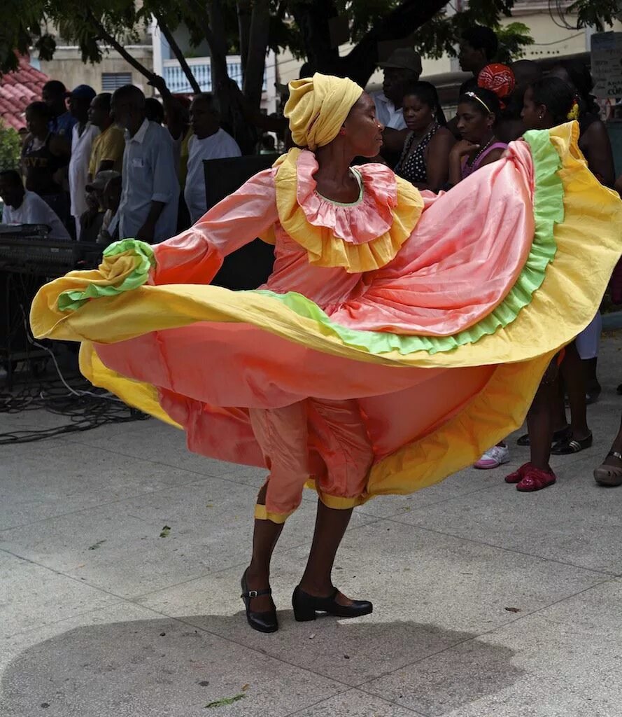 Кубинский народный танец. Гавана карнавал Куба. Карнавал Сантьяго де Куба. Карнавал Гавана 1964. Кубинский национальный костюм.