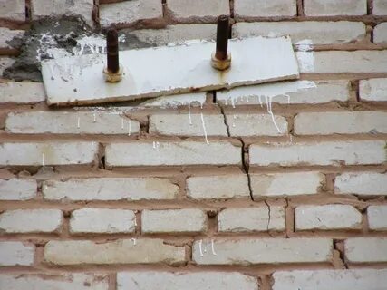 Чем заделать кирпичную стену