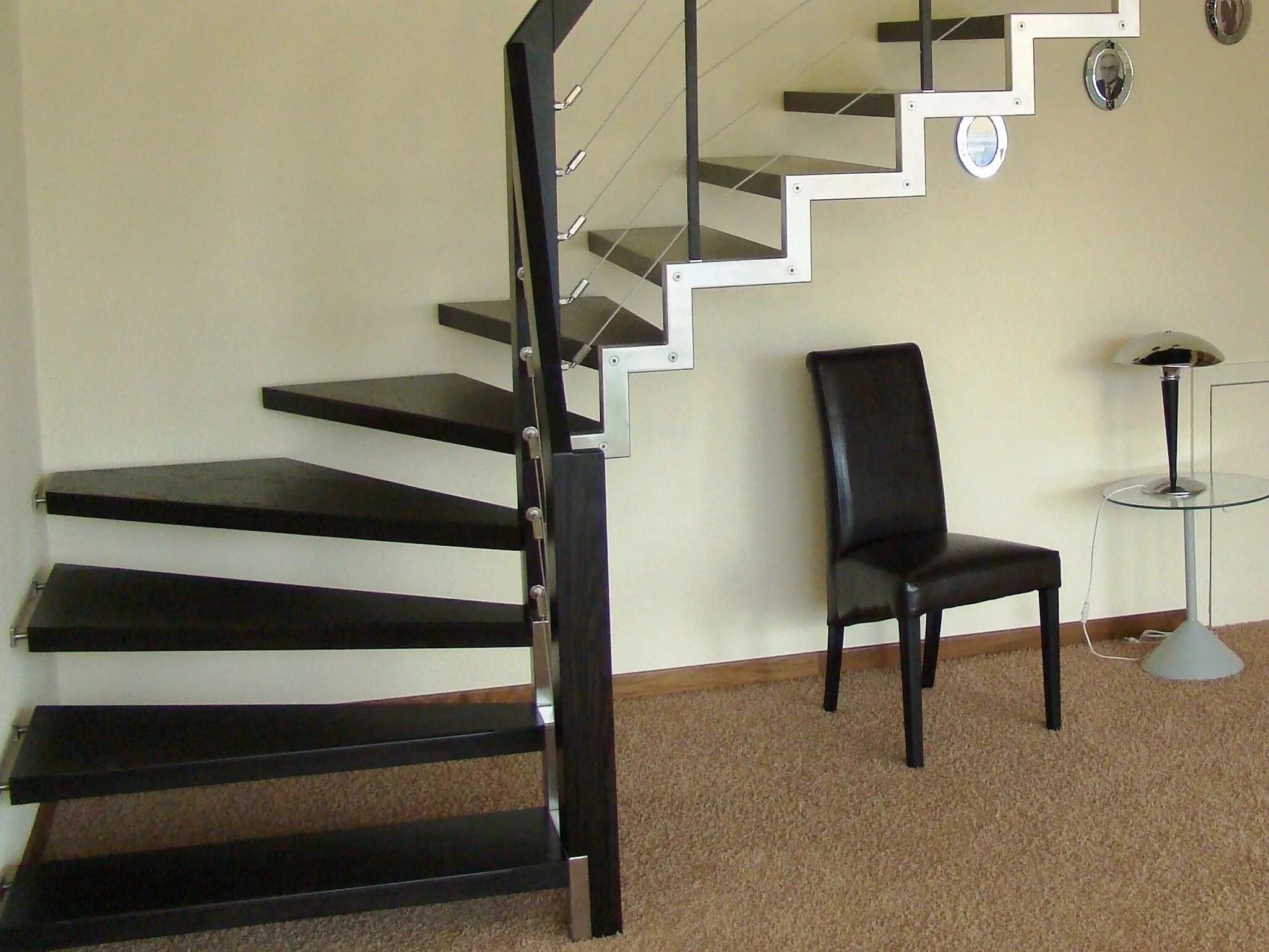 Металлическая лестница. Лестница на металлокаркасе. Железная лестница. Металлическая лестница в доме.