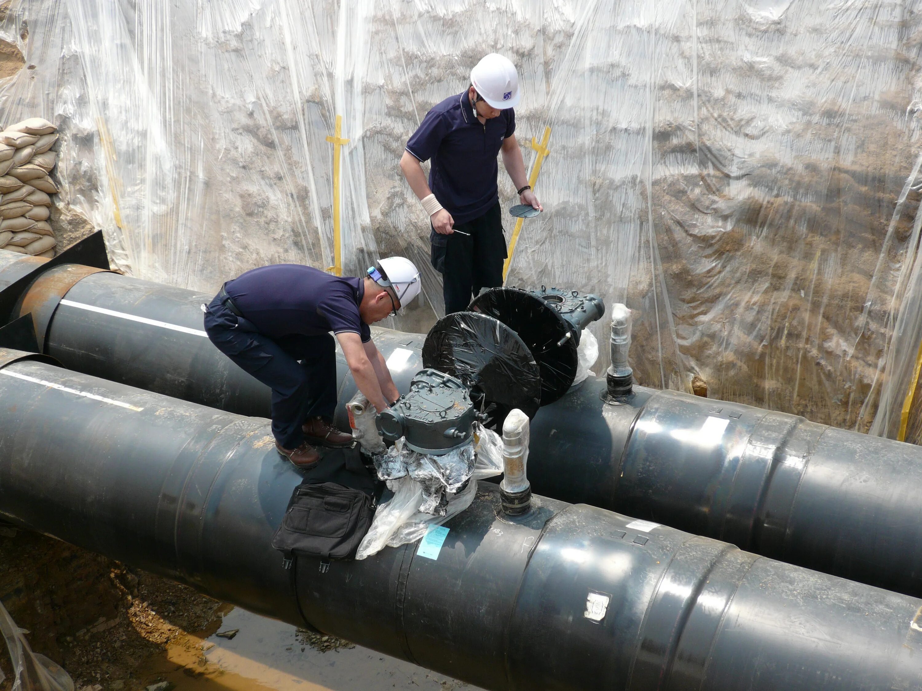 Испытания сварных швов геомембраны давление. Неразрушающий контроль дефектоскопия. Качество трубопровода. Профессия дефектоскопист нефтепроводов. Газопровод (москва).