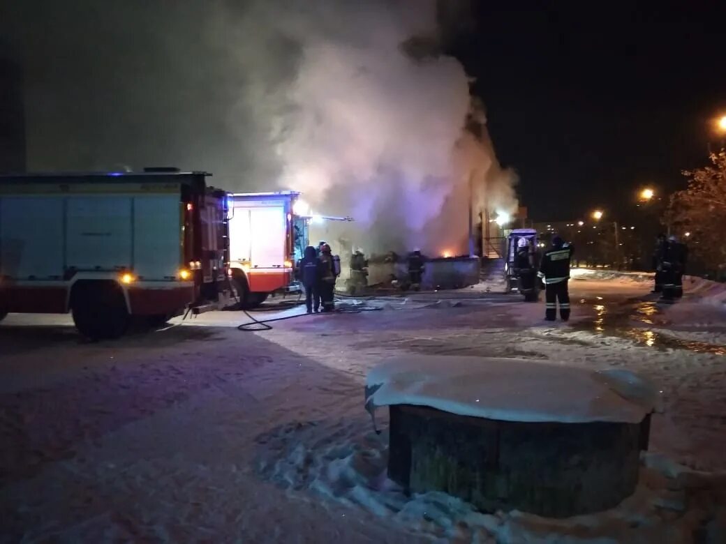 Е1 екатеринбург новости происшествия сегодня. Пожар в екатеринбурге сегодня ночью на жби. пожар на жби екатеринбург сегодня. мегамарт на жби екатеринбург. пожар на жби екатеринбург сейчас.