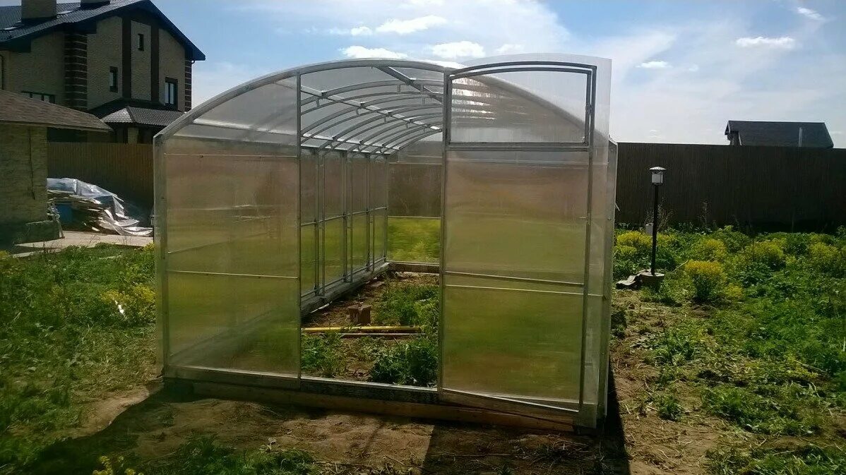Поликарбонатные теплицы. Теплицы санкт петербург тепличный выбор. Теплица на даче. Теплица поликарбонат спб. Теплица.