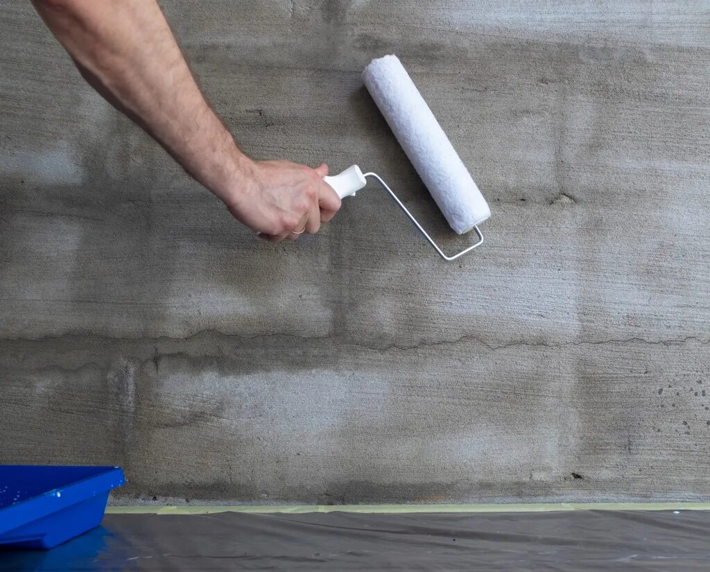 Нанесение слоя обрызга. Известково песчаная штукатурка. 2 слоя грунтовки. Набрасывание штукатурного раствора на стену. 2 слоя грунтовки.