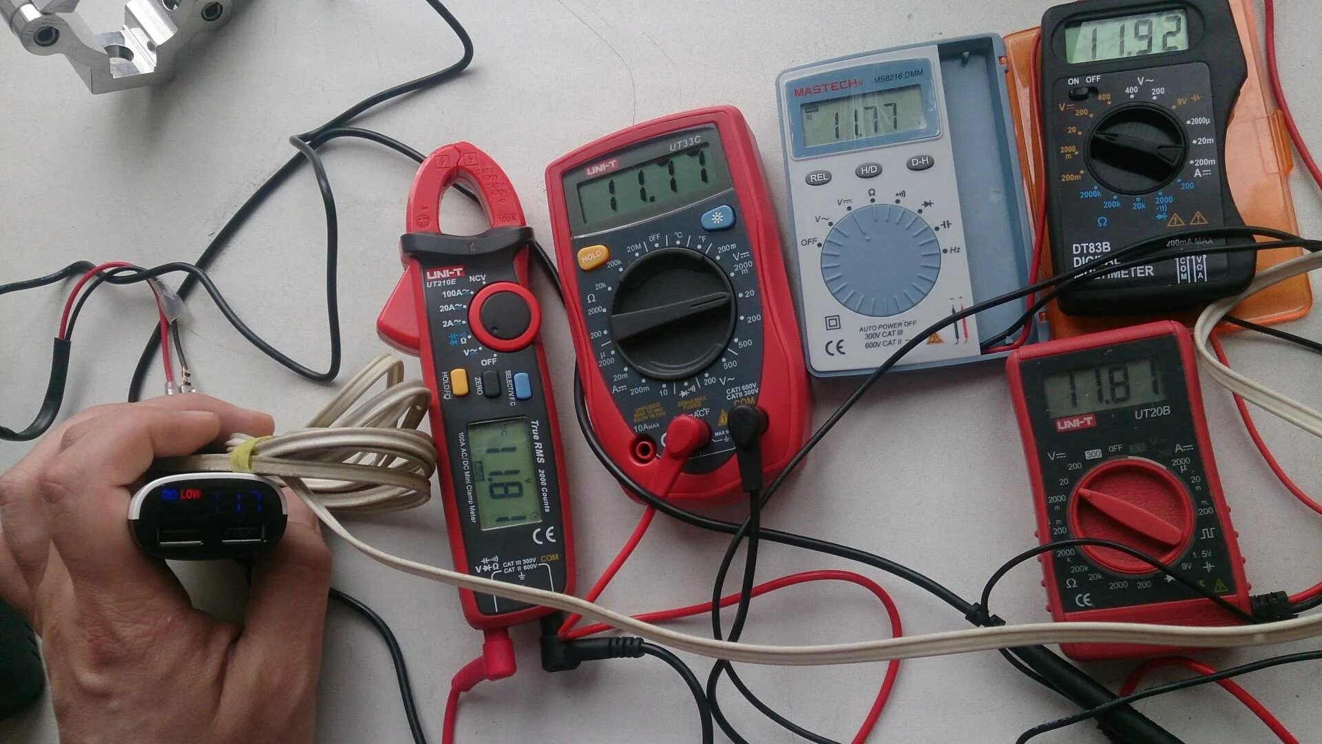 Прозвон телефона. Мультиметр прозвонка цепи. Мультиметр измерение напряжения 12 вольт. Прозвонка и фазировка кабеля. Dt831 мультиметр.