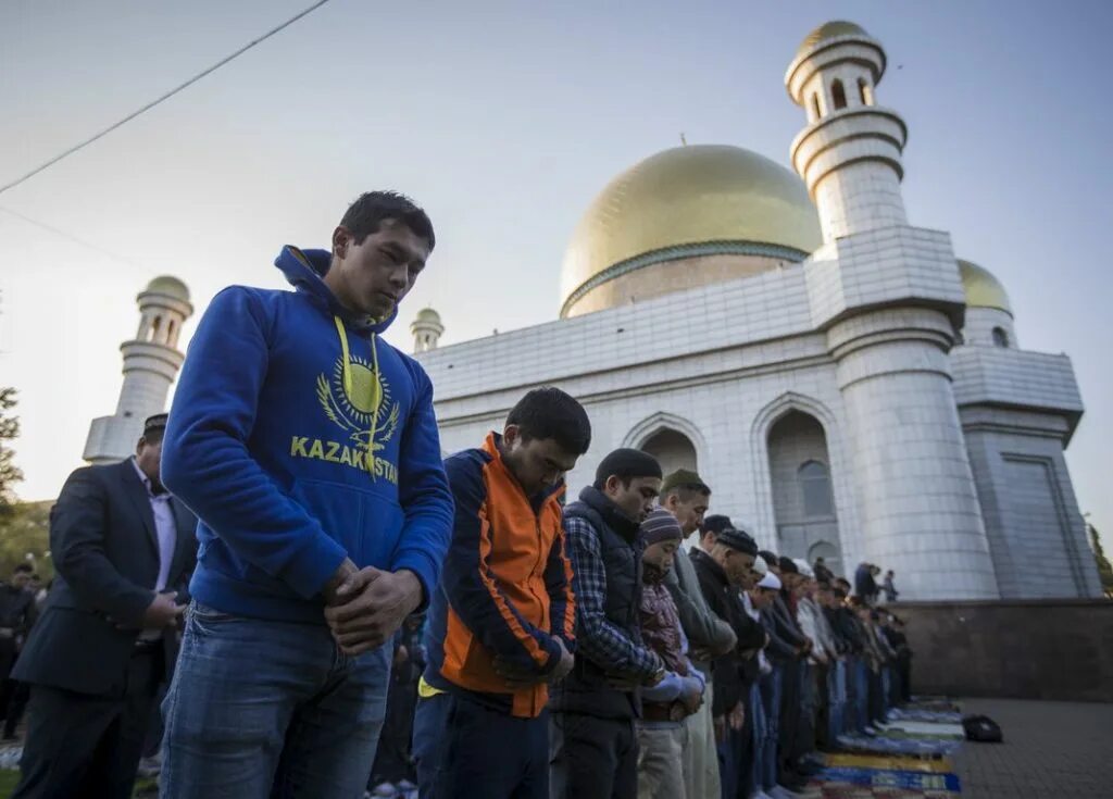 Какие мусульмане в казахстане. Казахи мусульмане. Молодёжь в Исламе. Казахи в мечети.