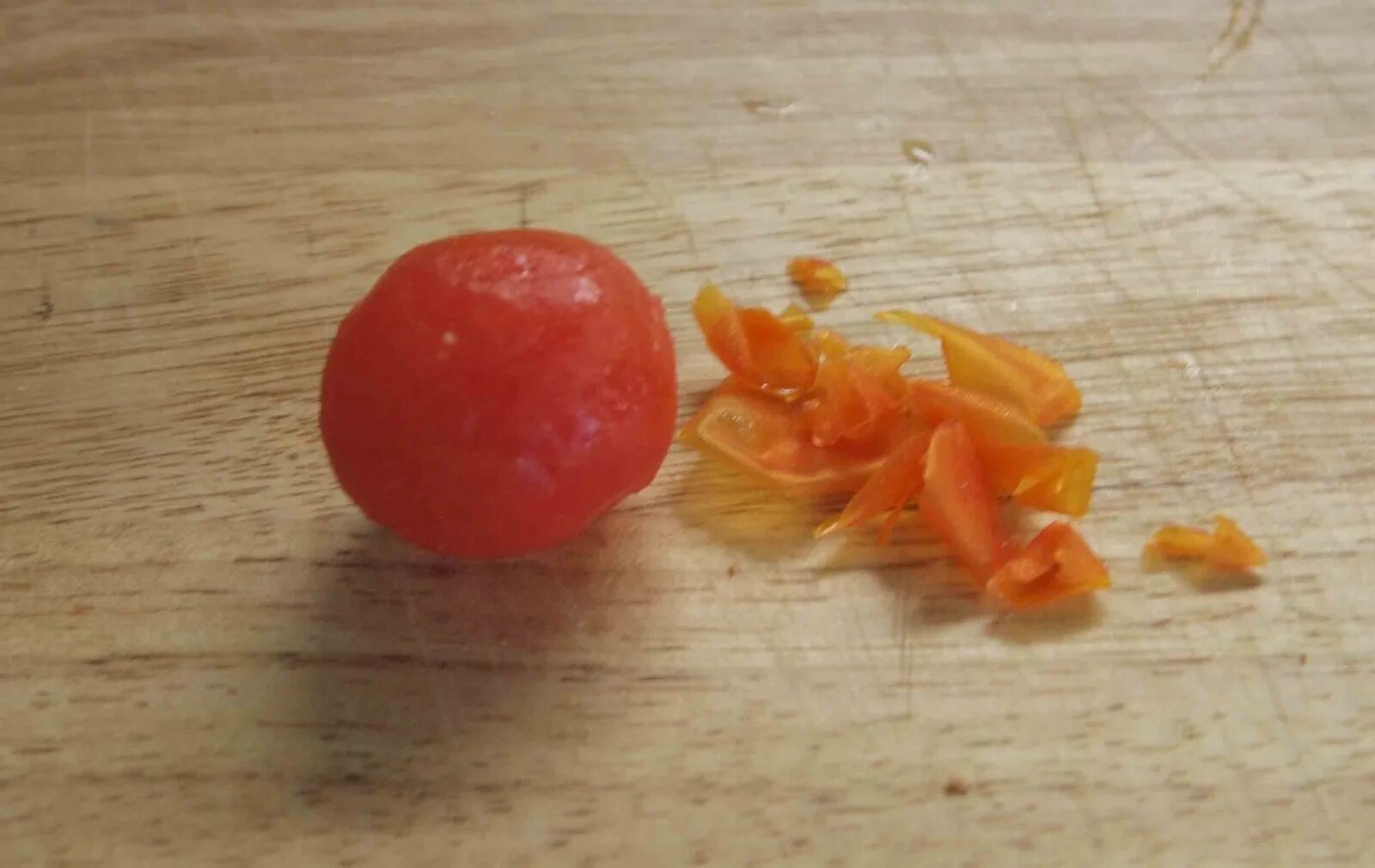Кожура томатов. Шкурка от помидора. Помидорная кожура. Кожура от помидора. Очищенные помидоры.