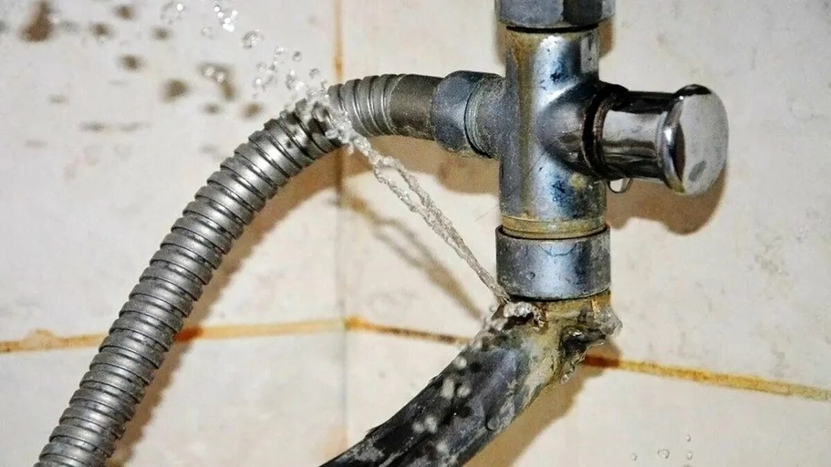 Кран водопроводный в квартире. Сломанный смеситель. Подтекает кран в ванной. Сломанный кран в ванной. Прорвало смеситель в ванной.