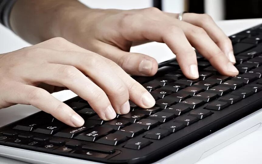 Convert data. Руки печатают на клавиатуре. клавиатура стоковая. data entry. data entry images.