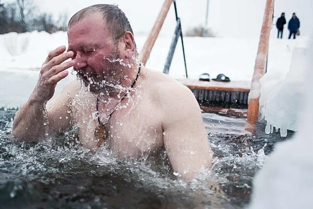 Крещение прорубь. Купель на крещение. Крещение зима. Крещенские купания. Крещенский мороз устар.
