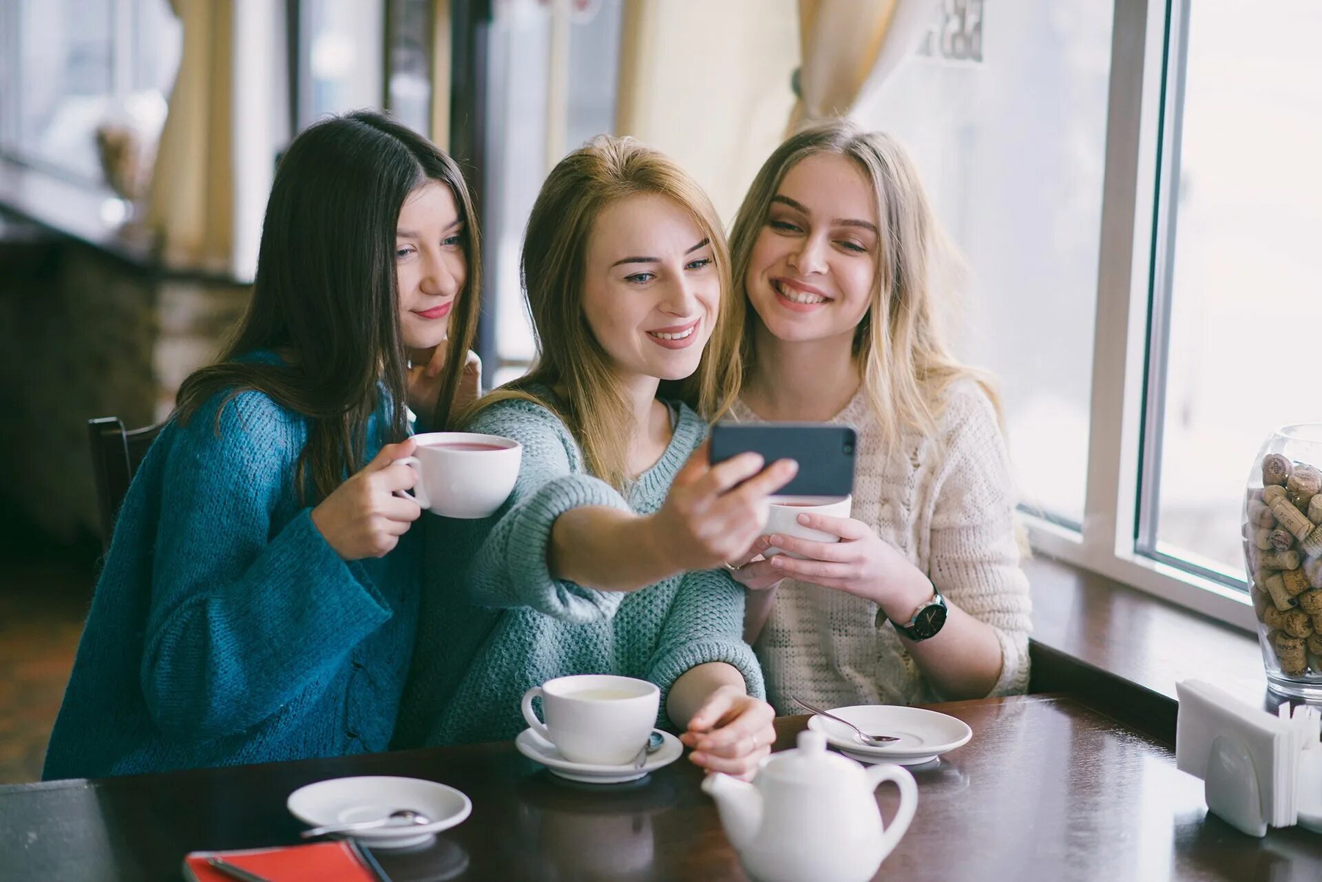 Встреча подруг в кафе. Подруги в ресторане. Подруги в кафе. Подруги в кофейне. Friends talk com