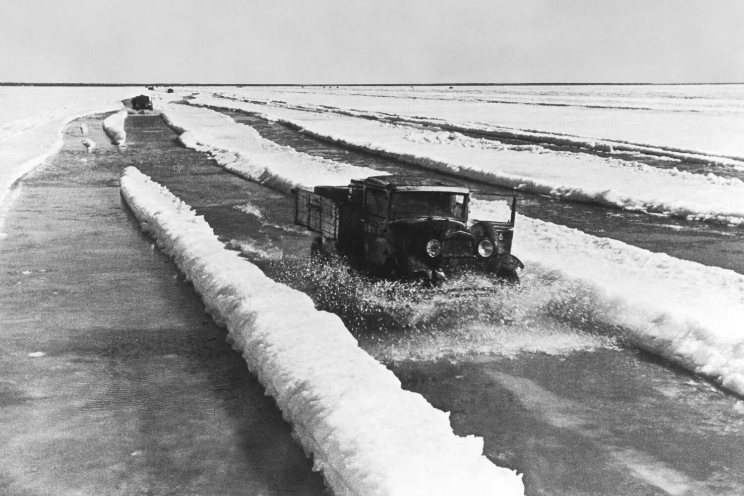 Дорога жизни Ленинград. Блокадный Ленинград Ладога дорога жизни. Дорога жизни Ладожское озеро. Ленинград Ладожское озеро дорога жизни.