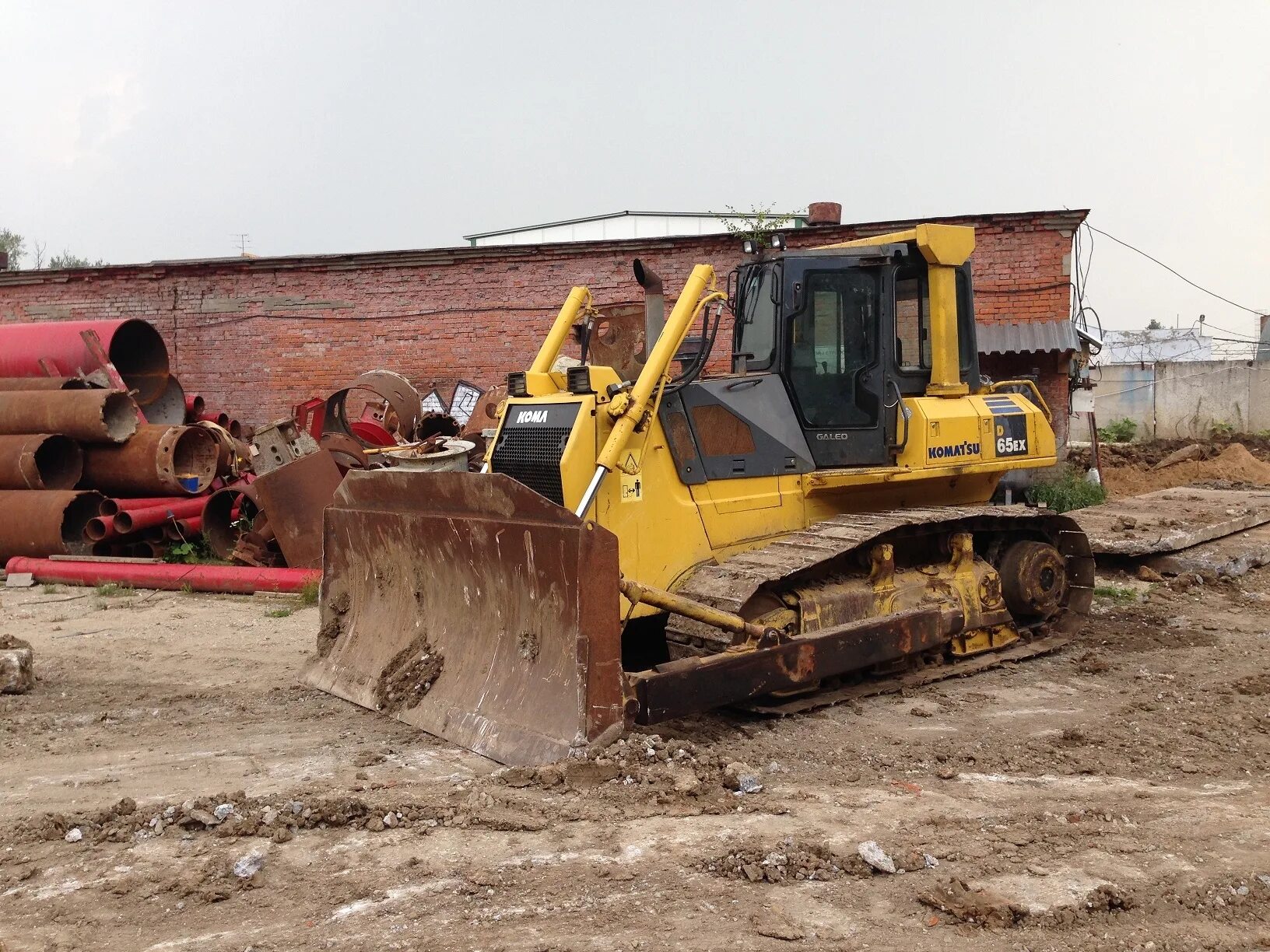 Кузня комацу нет монголов. Бульдозер komatsu d65. komatsu бульдозер d135. комацу 65 бульдозер. бульдозер komatsu d65ex-16.