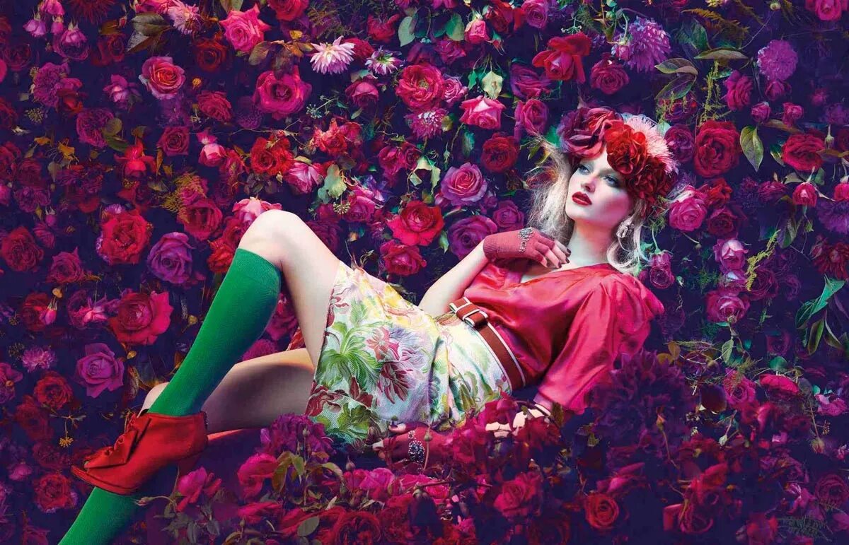 Девушка цветок 18. Яркая девушка. Яркий фэшн образ. Женщина в цветах. Фотосъемка с цветами.