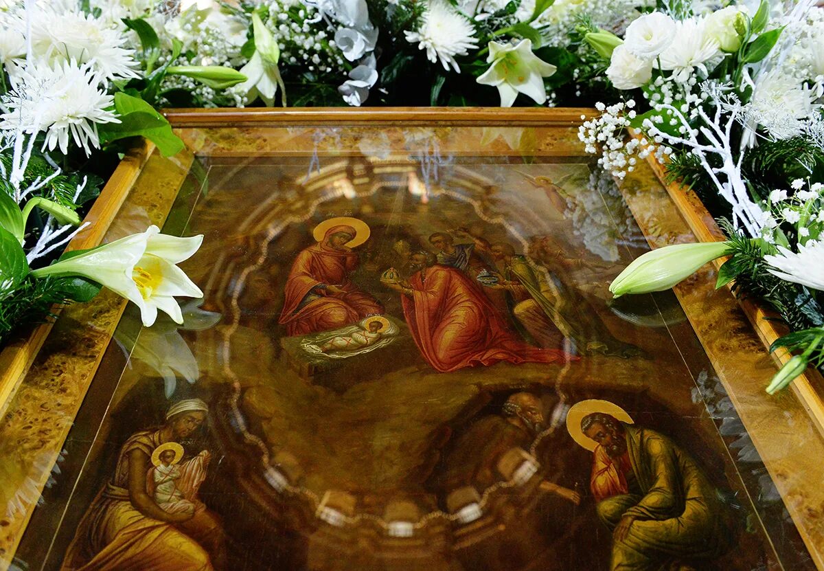 икона спасителя троицкий собор александро-невской лавры. сретенский монастырь украшение храма. храм христа спасителя икона рожде. храмовая икона рождения христа. икона рождества в храме.