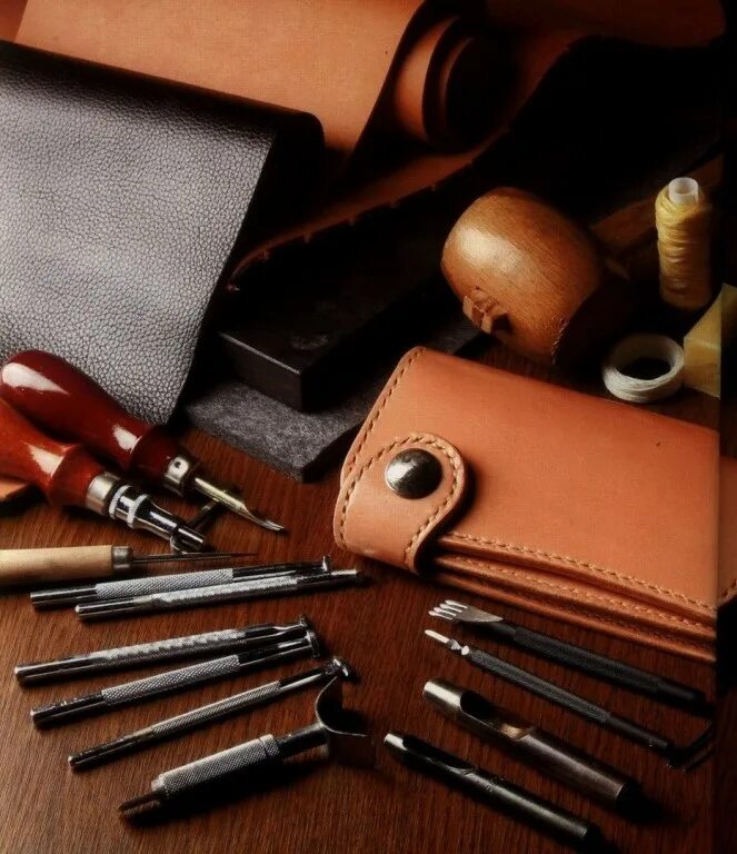 Инструменты для кожаных изделий. Мастерская изделий из кожи. Инструменты для кожаных изделий. Мастерская изделий из кожи. Мастерская изделий из кожи.