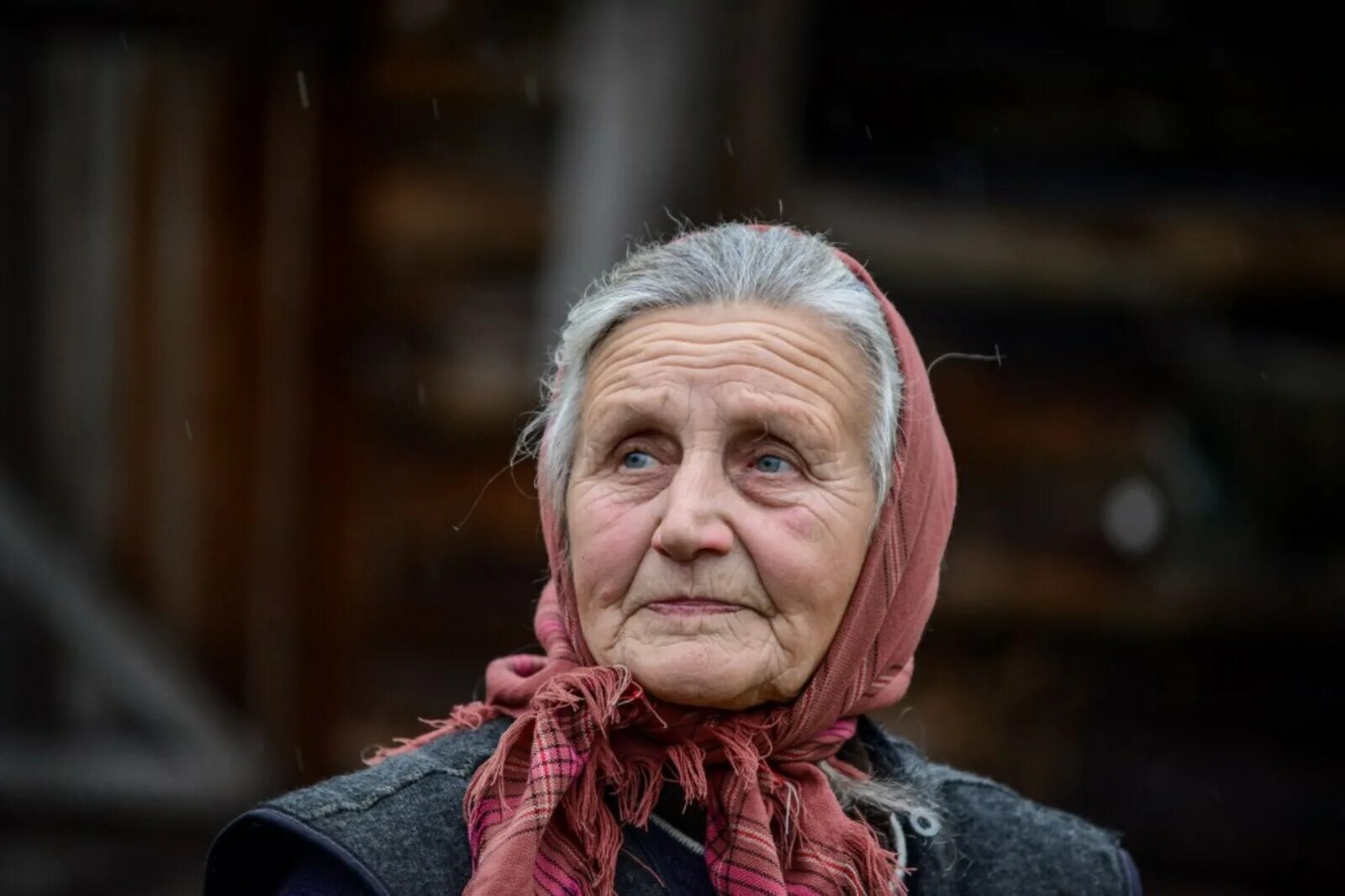 Бабушка в платке. Бабушка в платочке. Бабушка. Женщина 78 лет. Бедная бабушка.
