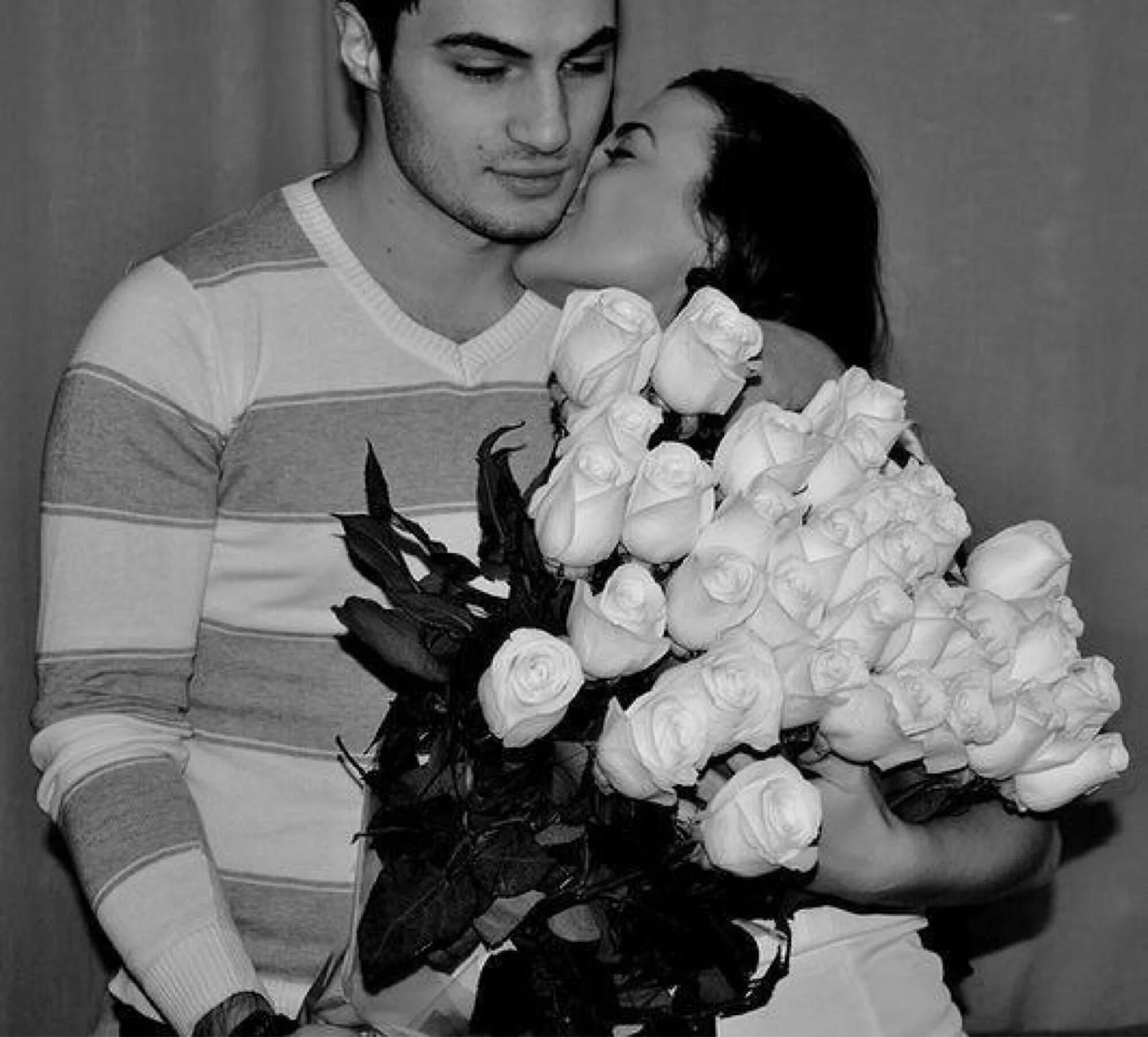 Парень с девушкой и цветами. Мужчина с букетом роз. Парень и девушка с цветами. Парень с белыми розами. Парень с букетом белых роз.