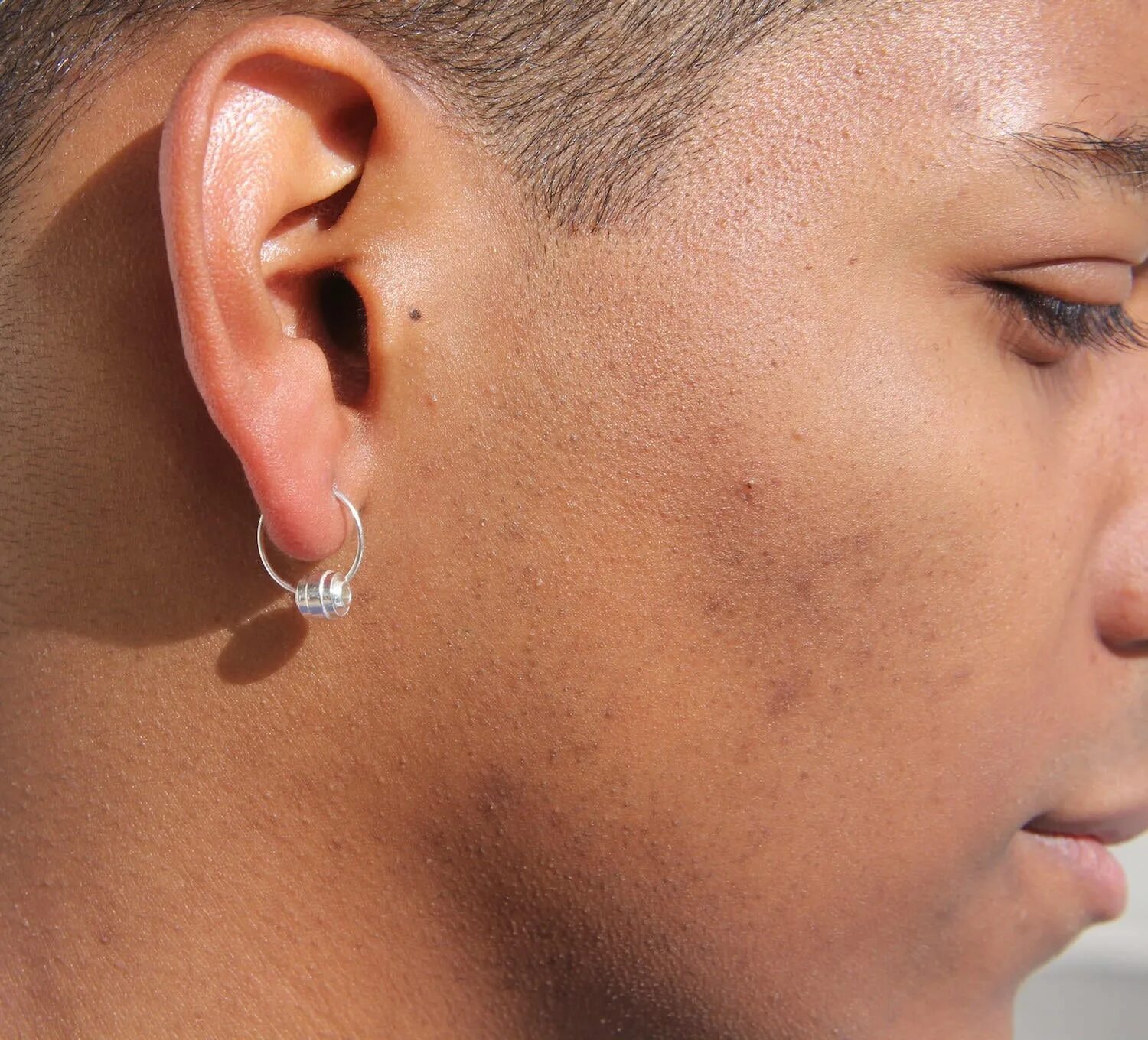 что значит серьга в левом ухе. что значит серьга в левом ухе. мужские серьги. пирсинг уха многоуровневый серьга крест. серьга гвоздик с черным камнем 6 мм se1719.