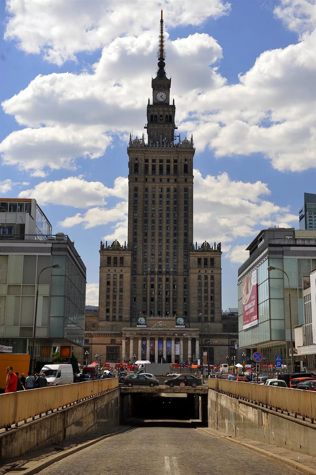 Здание в варшаве. Варшава здание правительства. Здание в варшаве. Дворец сталина варшава. Дворец науки в варшаве.
